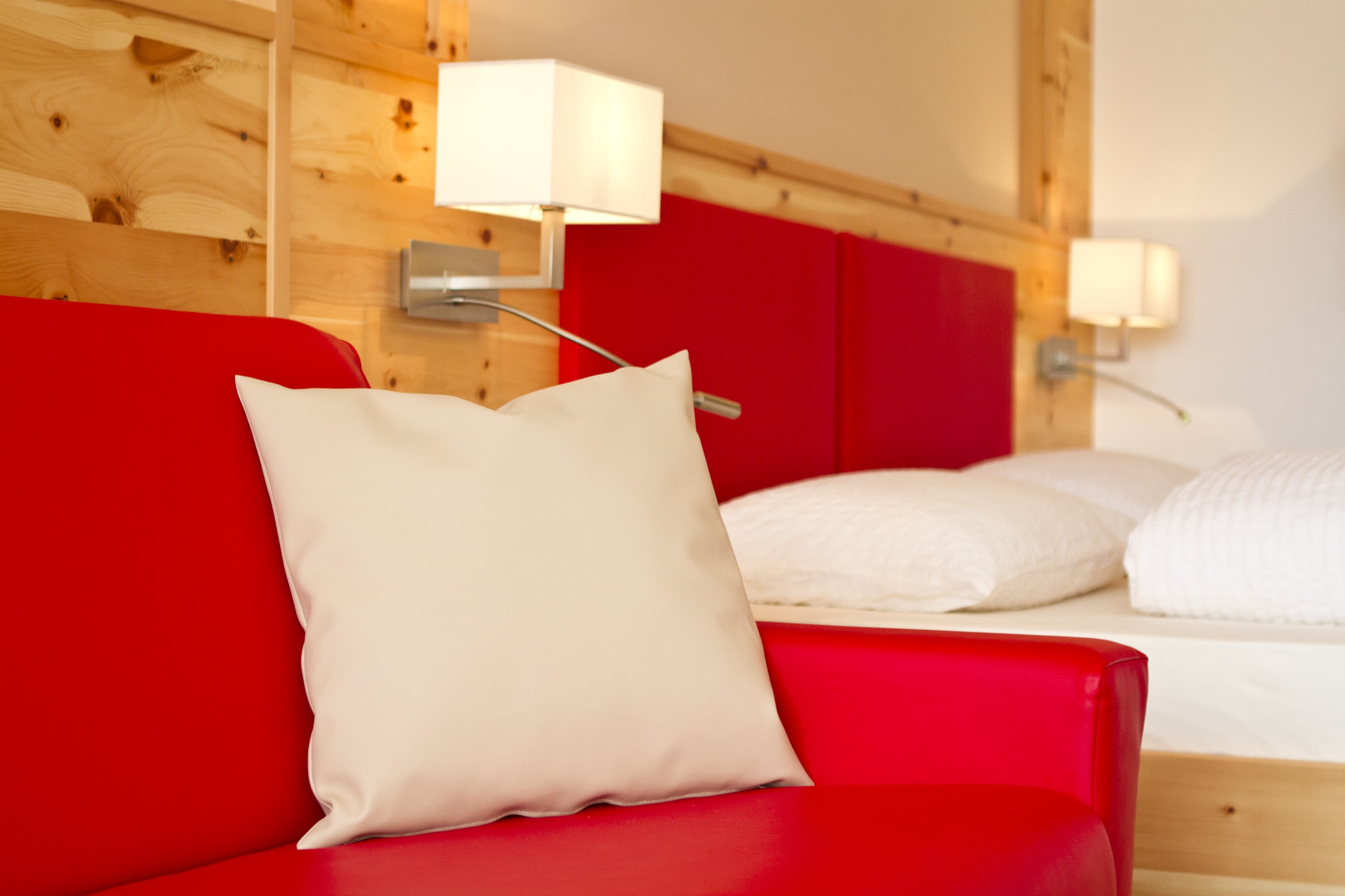Appartements Dorf Tirol Urlaub Couch Doppelbett Ferienwohnung Typ A