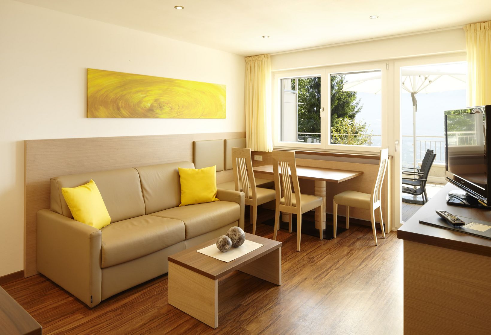 Ferienwohnung B+ Sitzecke Couch Tisch Eckbank TV Balkon