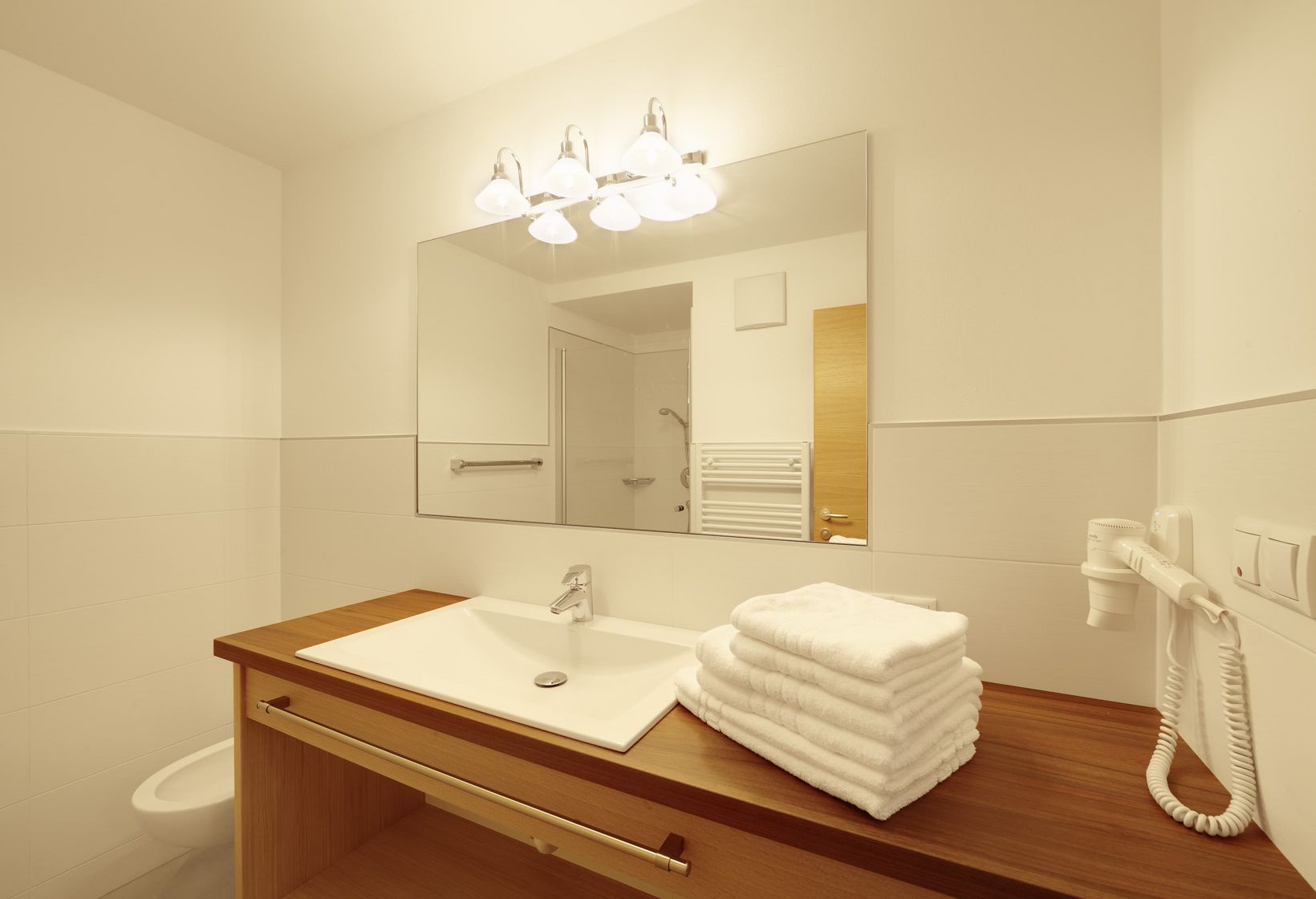 Badezimmer Dusche Waschbecken Ferienwohnung Typ B+ Wohnen Residence Lechner