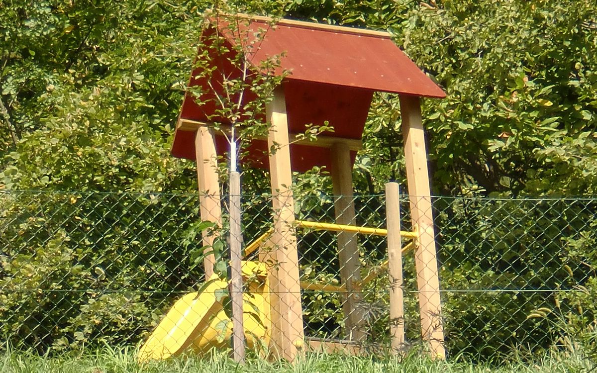 Kinderspielplatz mit Rutsche Familienurlaub Dorf Tirol Residence Lechner