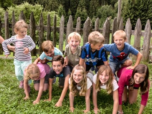 Kinder willkommen familienfreundlich Residence Lechner Familienurlaub Dorf Tirol