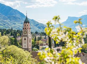 Urlaub Südtirol Dorf Tirol Pfarrkirche Meran Tappeinerweg