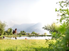 Burglehenpark Ortseingang von Dorf Tirol Urlaub Hotel Lechner