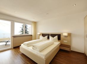 Ferienwohnung Schlafzimmer Bett Balkon Liegestühle