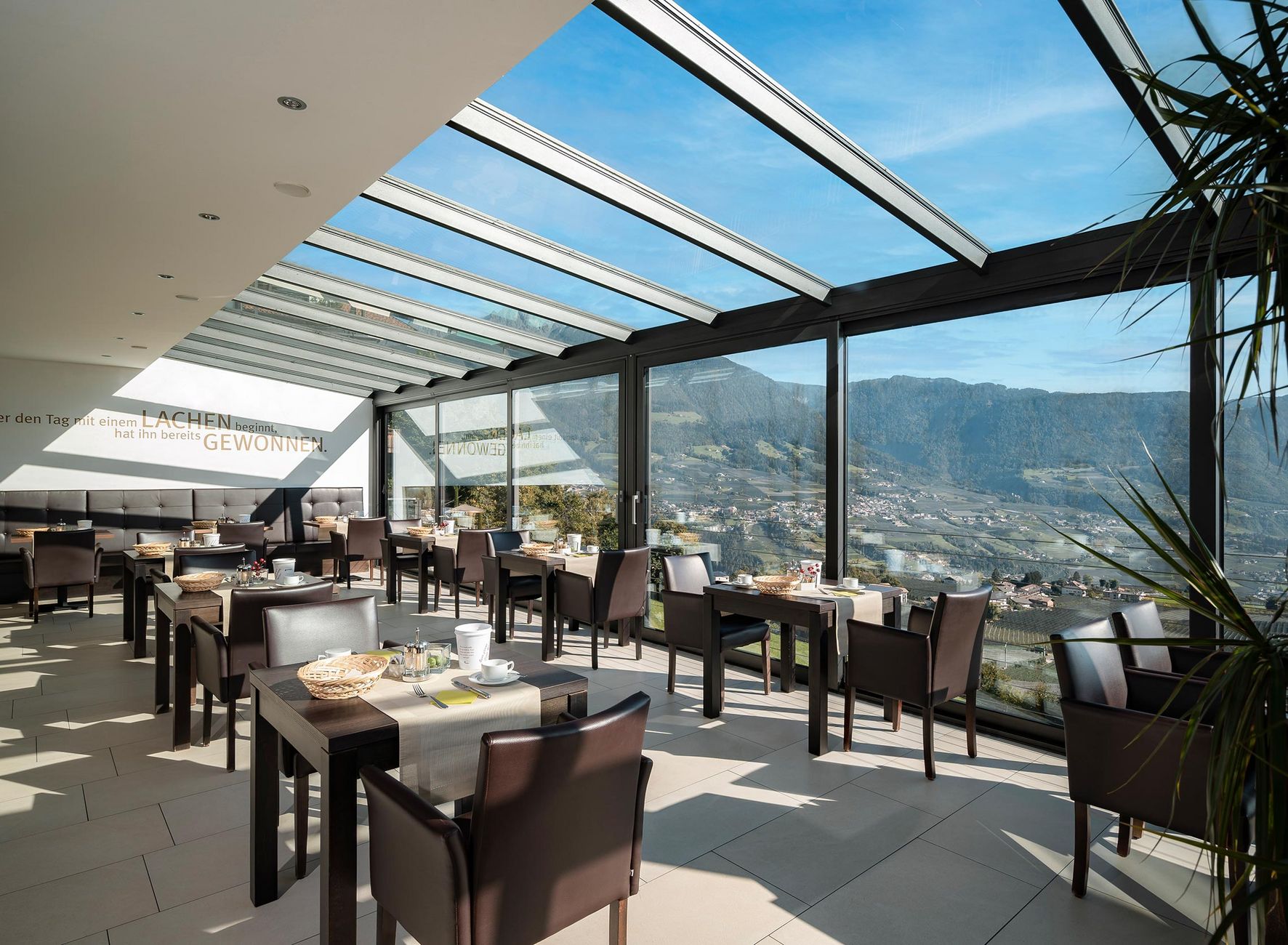 Frühstück Frühstücksraum Panorama Aussicht Hotel Lechner Dorf Tirol