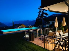 Urlaub Residence Lechner Dorf Tirol Freibad Terrasse Liegestühle Nacht Panoramaaussicht