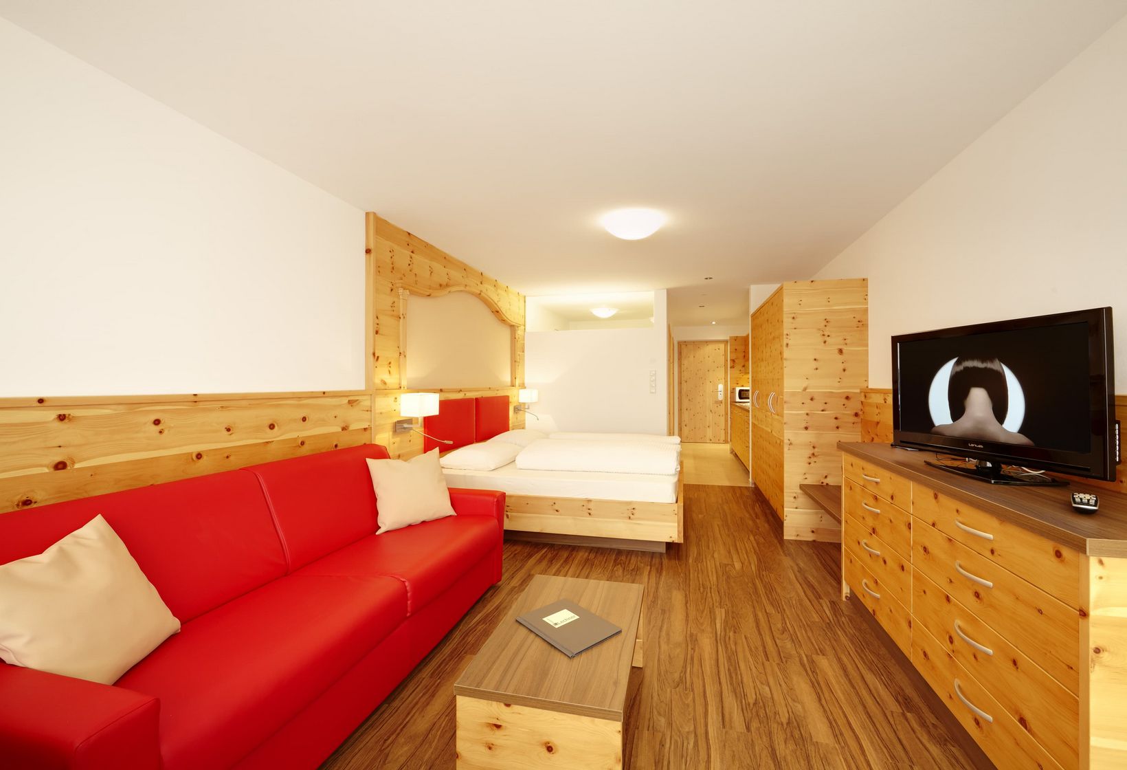 Schlafzimmer Wohnbereich Couch TV Appartements Residence Lechner Meraner Land