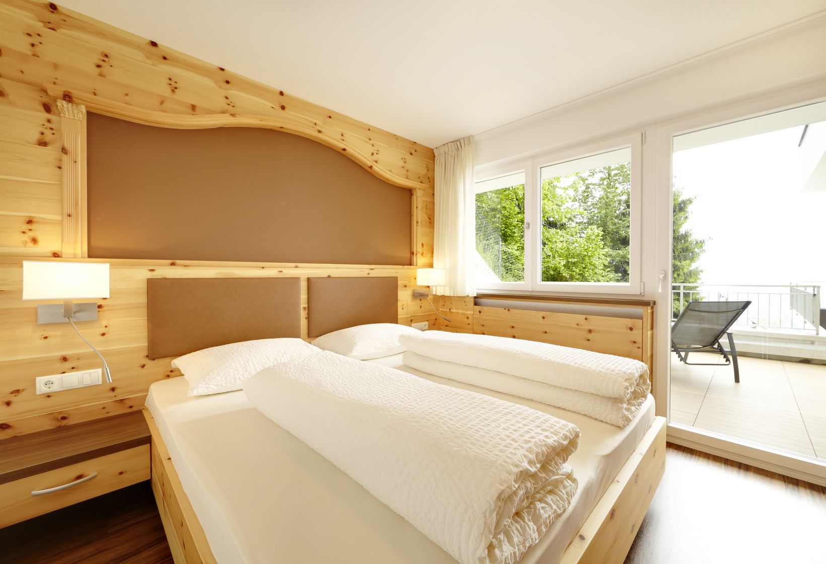 Schlafzimmer Appartement D Balkon Sonnenliegen Dorf Tirol Residence Lechner