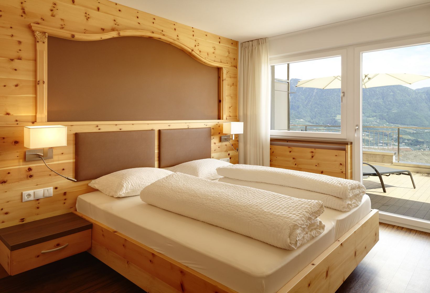 Schlafzimmer Appartement C Balkon Sonnenliegen Dorf Tirol Residence Lechner