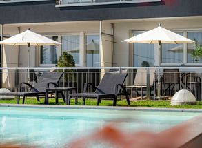 Relax entspannen Garten Pool Liegestühle Residence Lechner Südtirol