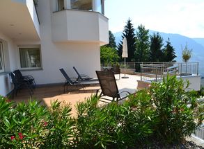 Urlaub Dorf Tirol Residence Lechner Terrasse Sonnenliegen