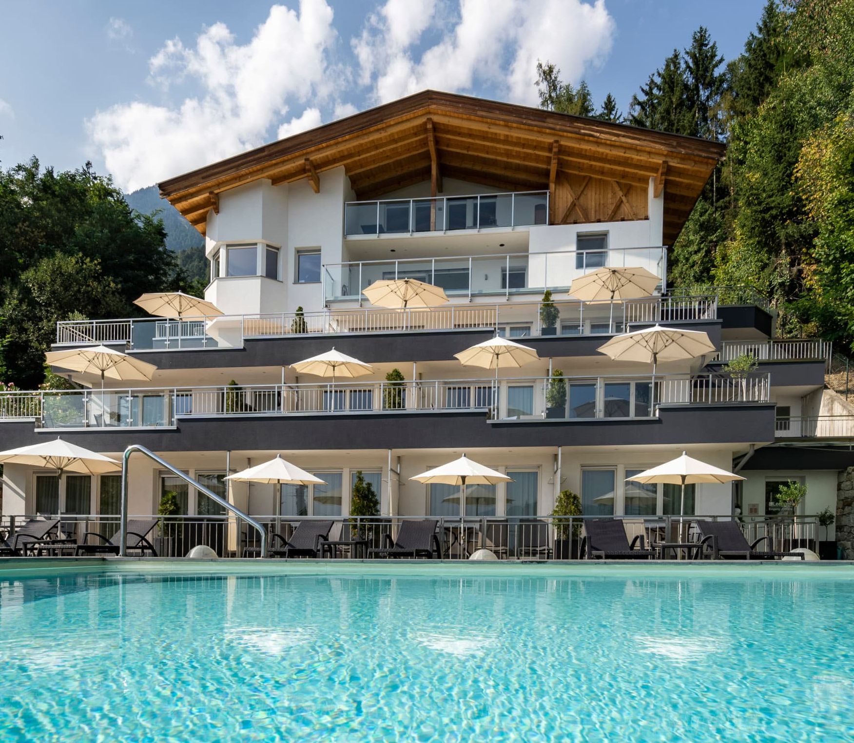 Urlaub Dorf Tirol Residence Lechner Pool Residence-lechner-schwimmbad-ferienwohnungen-dorf-tirol.jpg