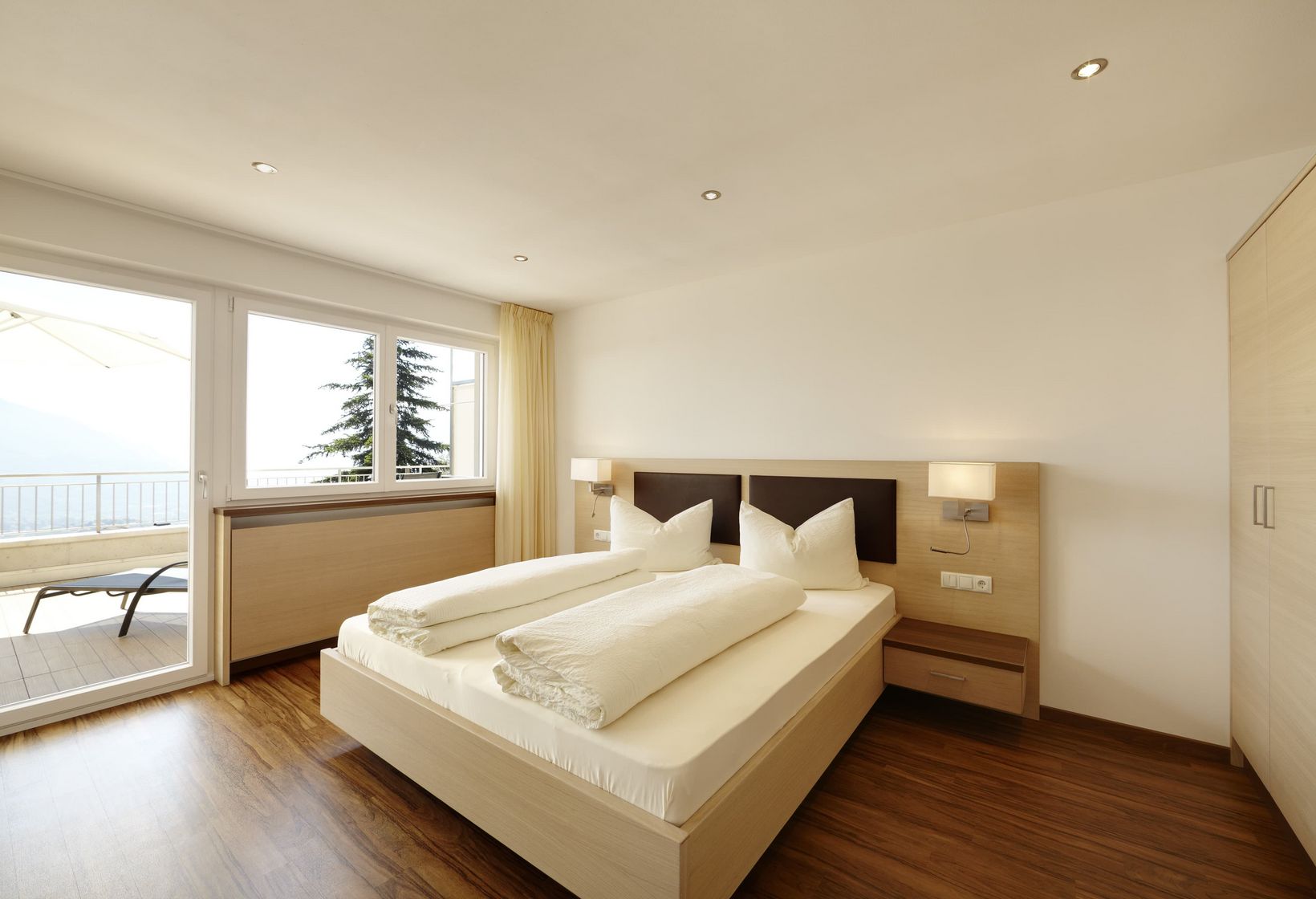 Ferienwohnung Schlafzimmer Bett Balkon Liegestühle