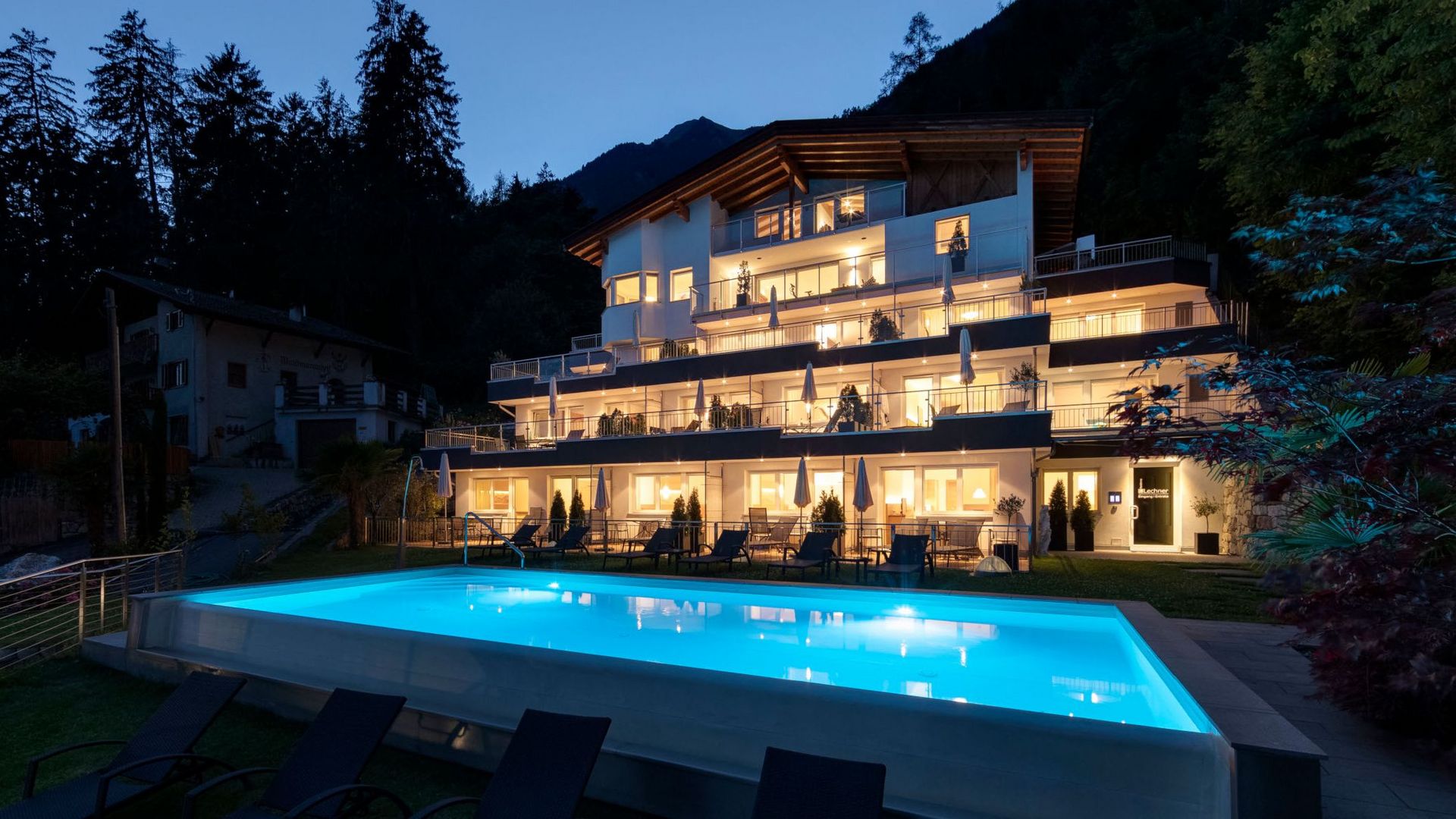 Residence Lechner Dorf Tirol Freibad Nacht Urlaub Dorf Tirol