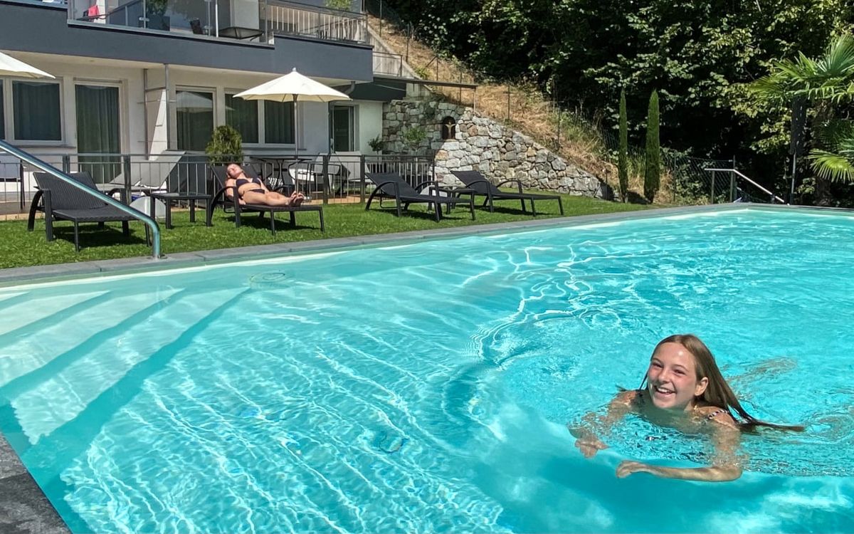 Tirolo vacanza Residence piscina all'aperto prato bambini Lechner