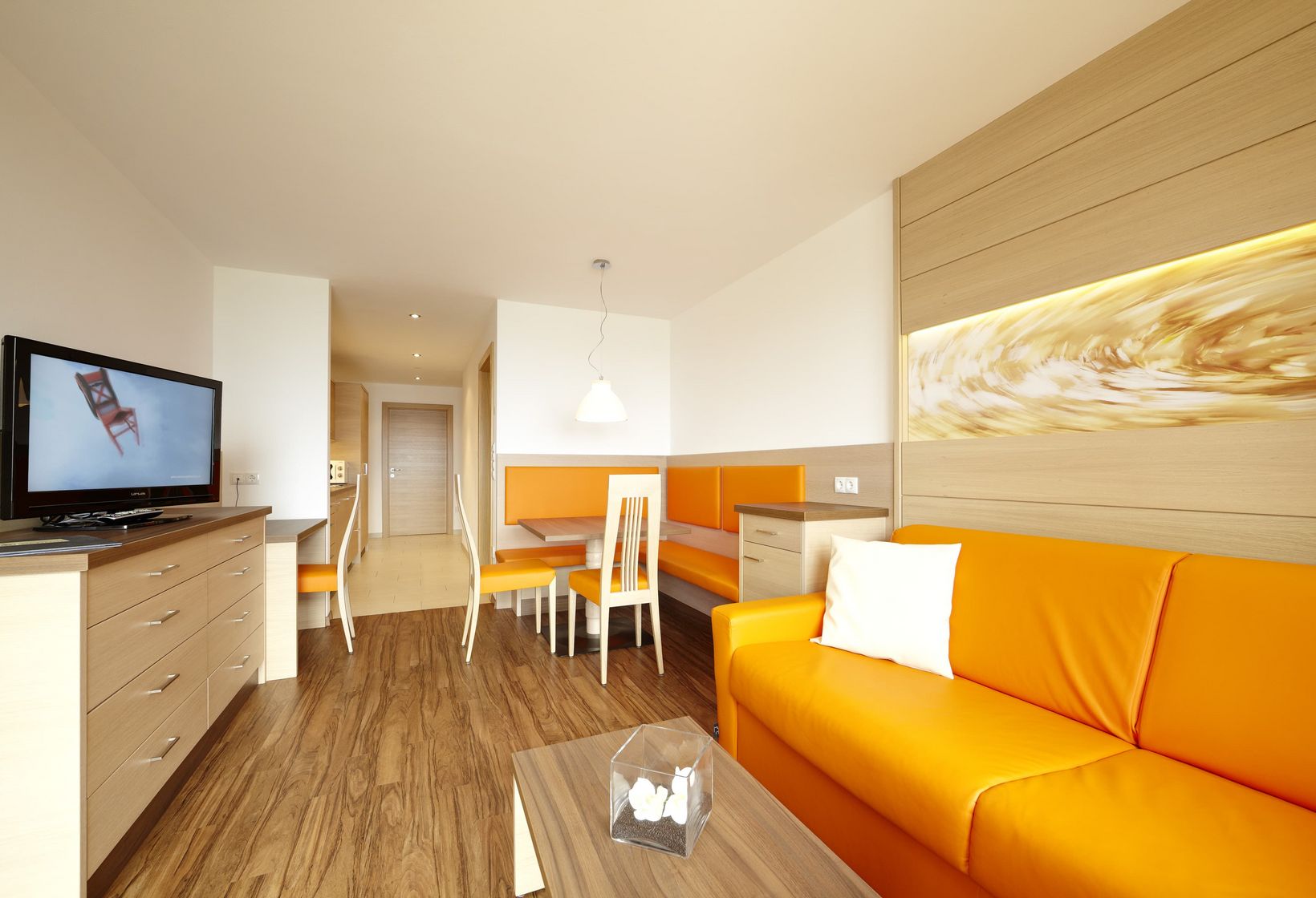 Schlafzimmer Wohnbereich Couch TV Appartements Residence Lechner Meraner Land Typ B