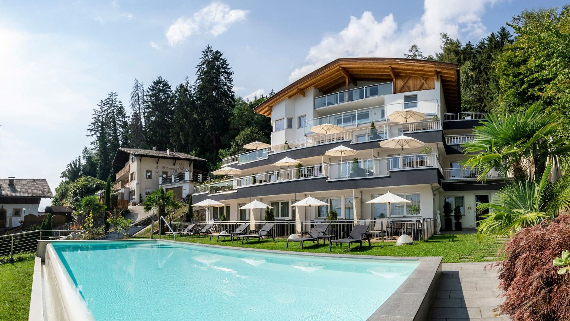 Residence Lechner Dorf Tirol Outdoor pool Sun loungers