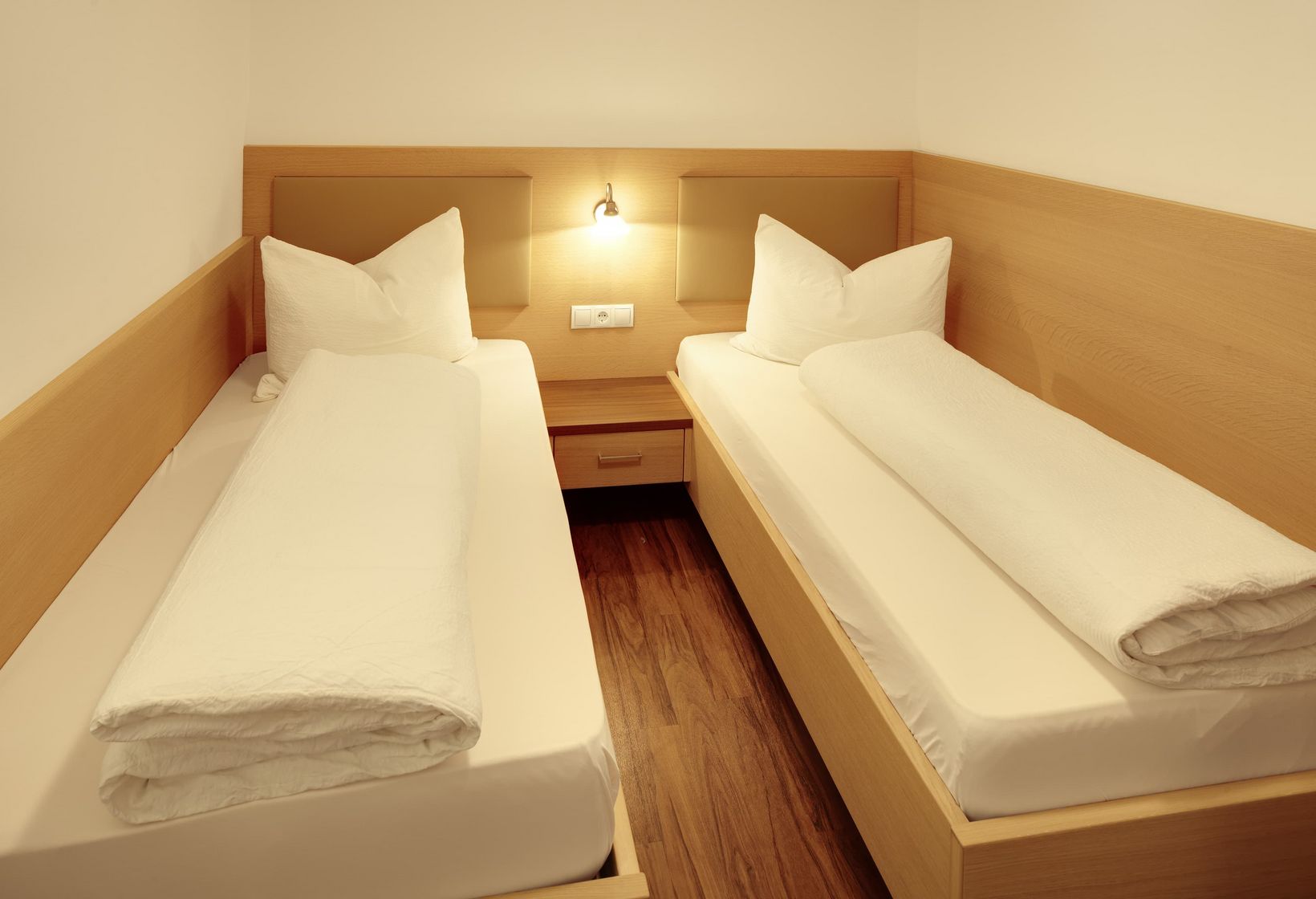 Ferienwohnung Typ B+ Schlafzimmer zwei Einzelbetten Urlaub Dorf Tirol Residence Lechner