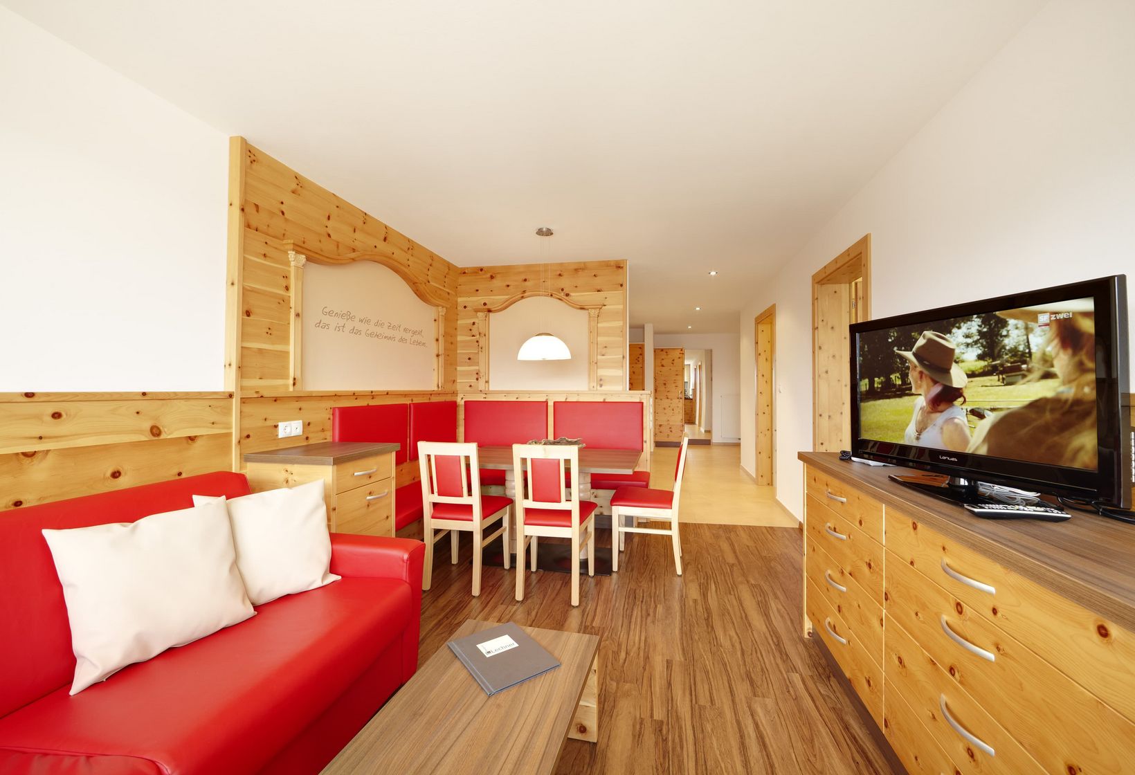 Wohnraum Ferienwohnung Typ C Couch Sitzecke TV Residence Lechner Südtirol