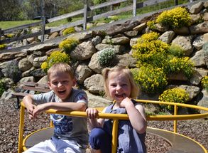 Kinder Spielplatz Residence Lechner Familienurlaub  Karussell