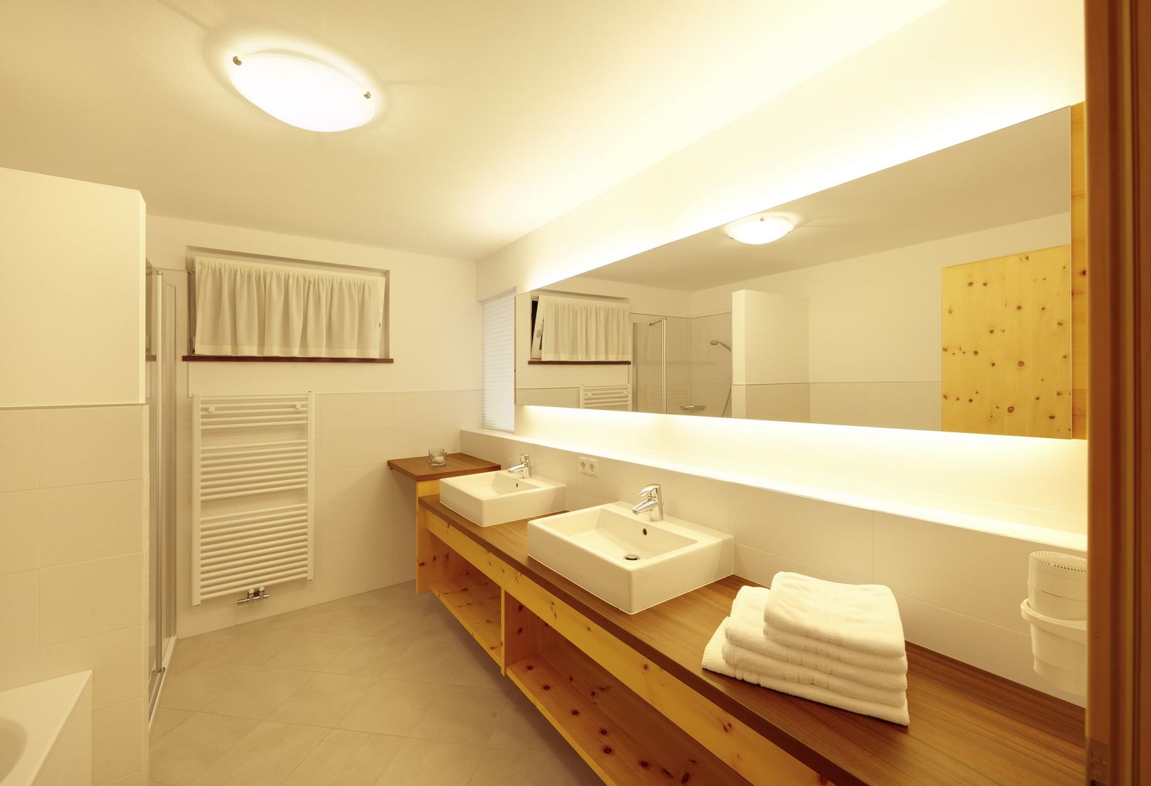 Ferienwohnung D Badezimmer zwei Waschbecken Dusche Residence Lechner Südtirol