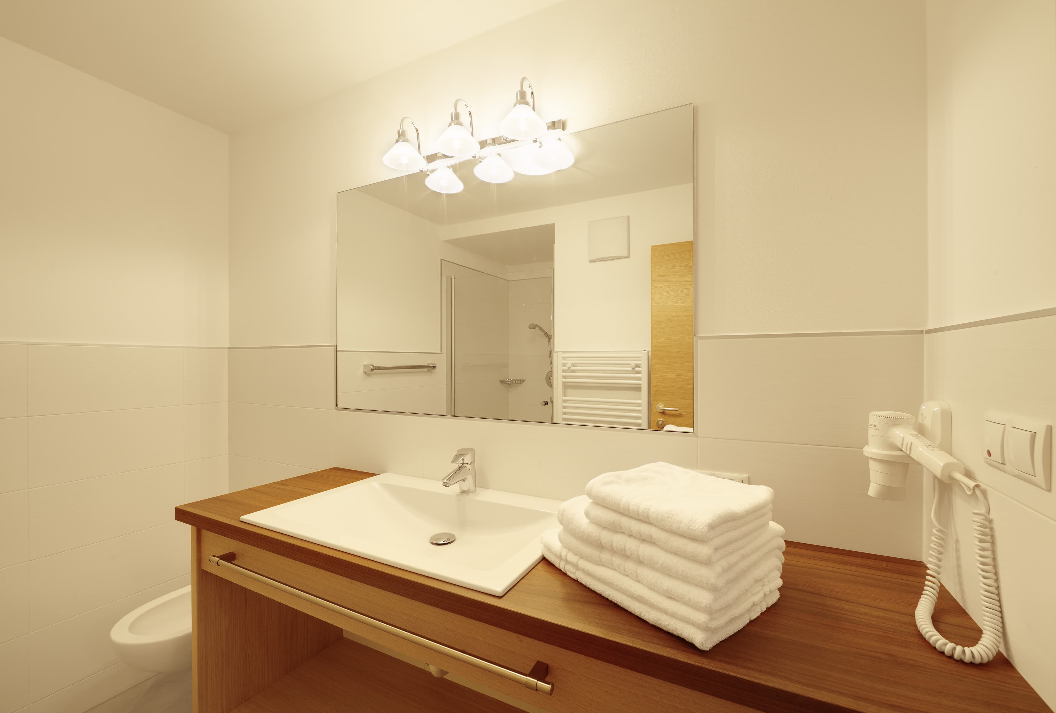Badezimmer Dusche Waschbecken Ferienwohnung Typ B+ Wohnen Residence Lechner
