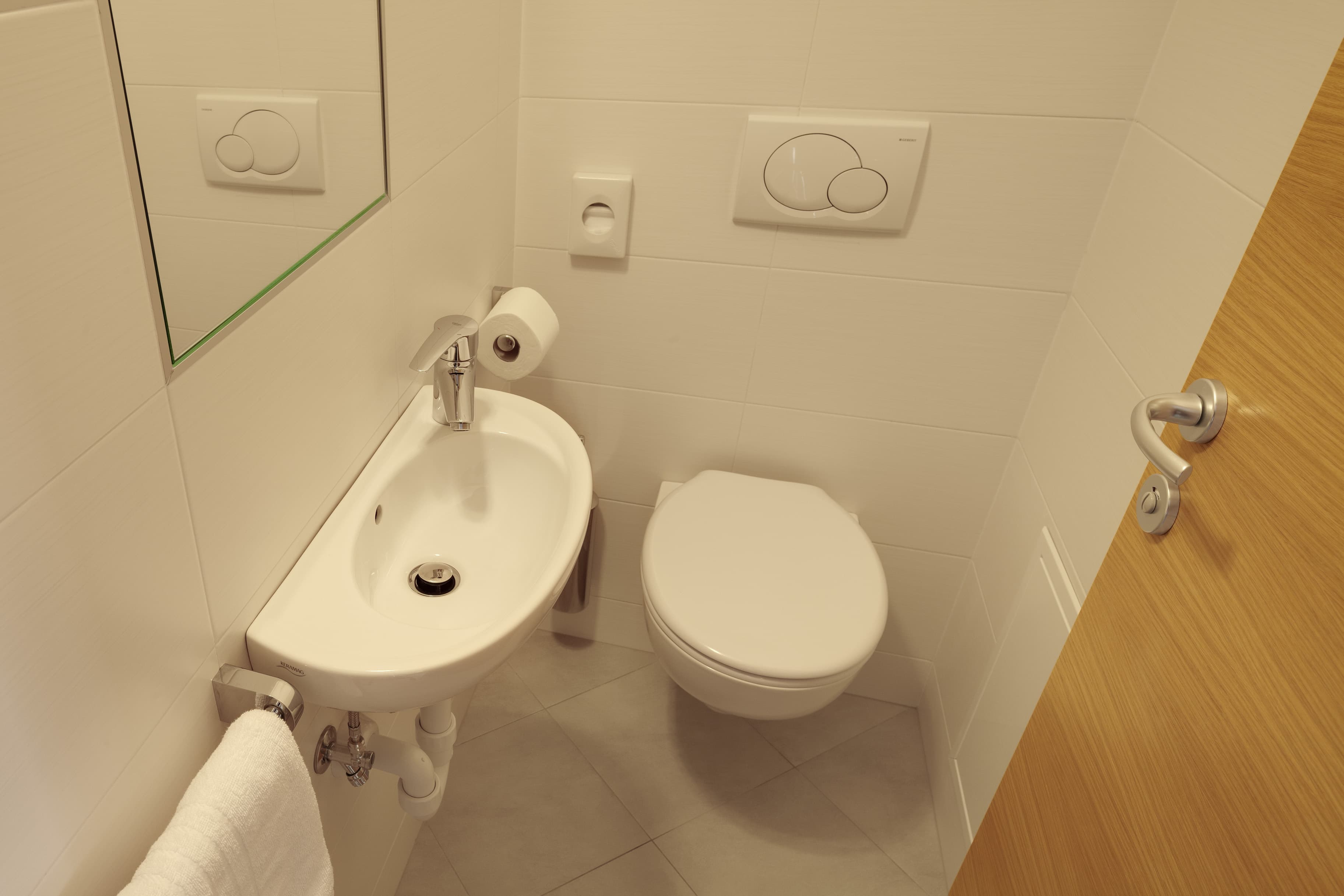 Badezimmer WC Waschbecken Ferienwohnung Typ B+ Wohnen Residence Lechner
