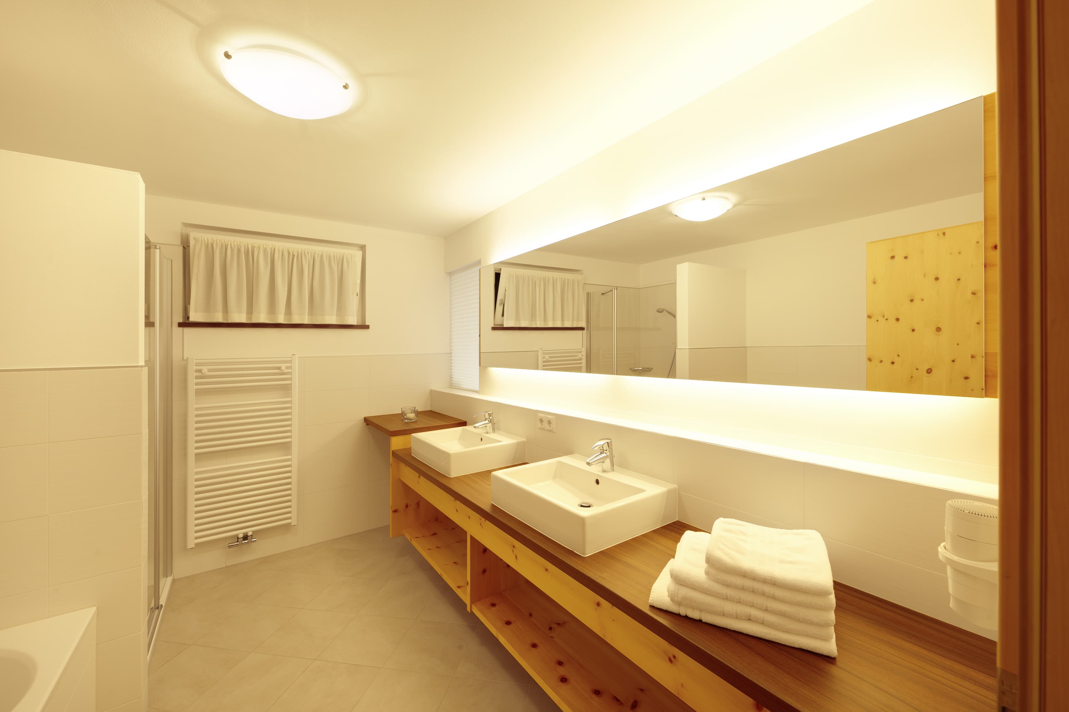 Apartement D Bathroom two washbasins shower Residence Lechner South Tyrol