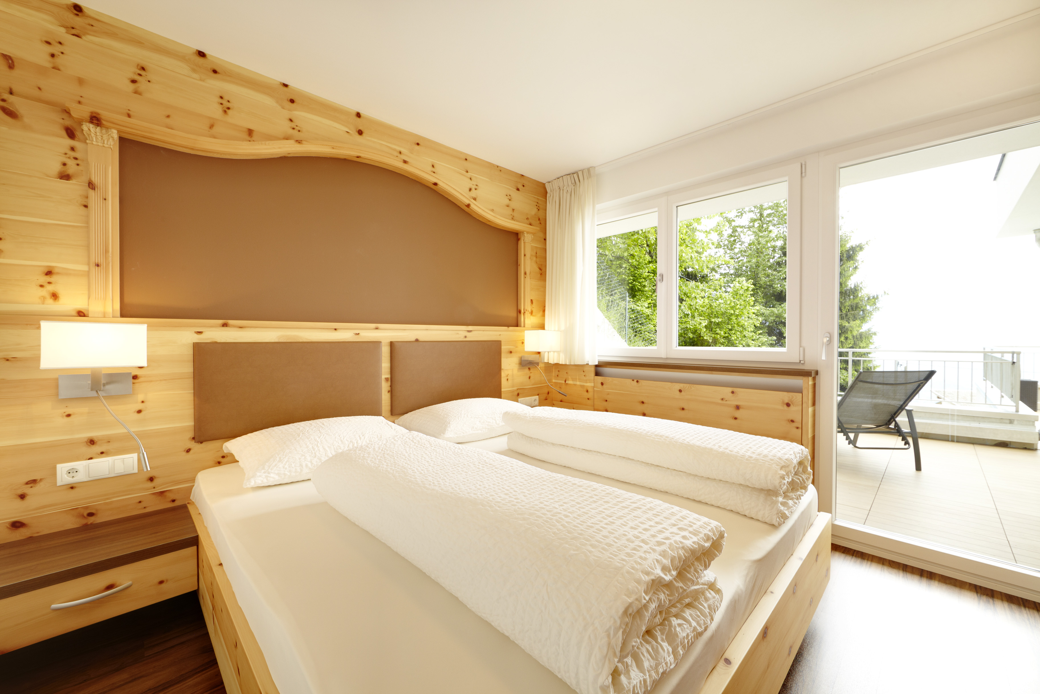 Schlafzimmer Appartement D Balkon Sonnenliegen Dorf Tirol Residence Lechner