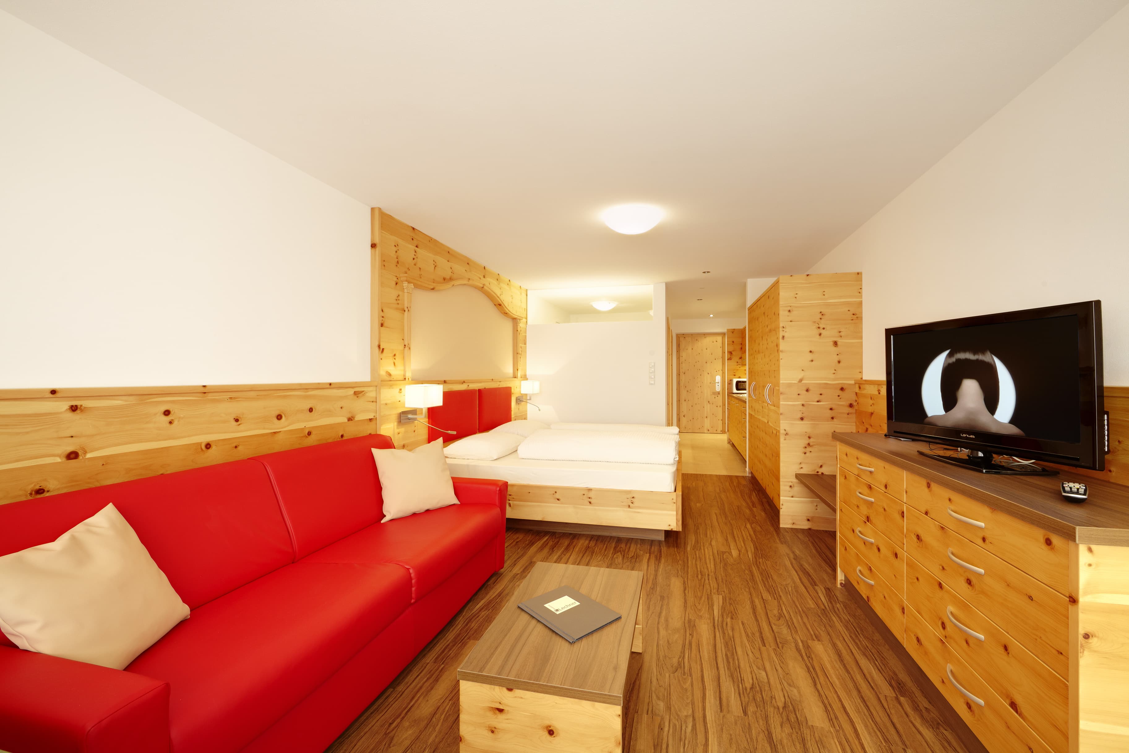 Schlafzimmer Wohnbereich Couch TV Appartements Residence Lechner Meraner Land