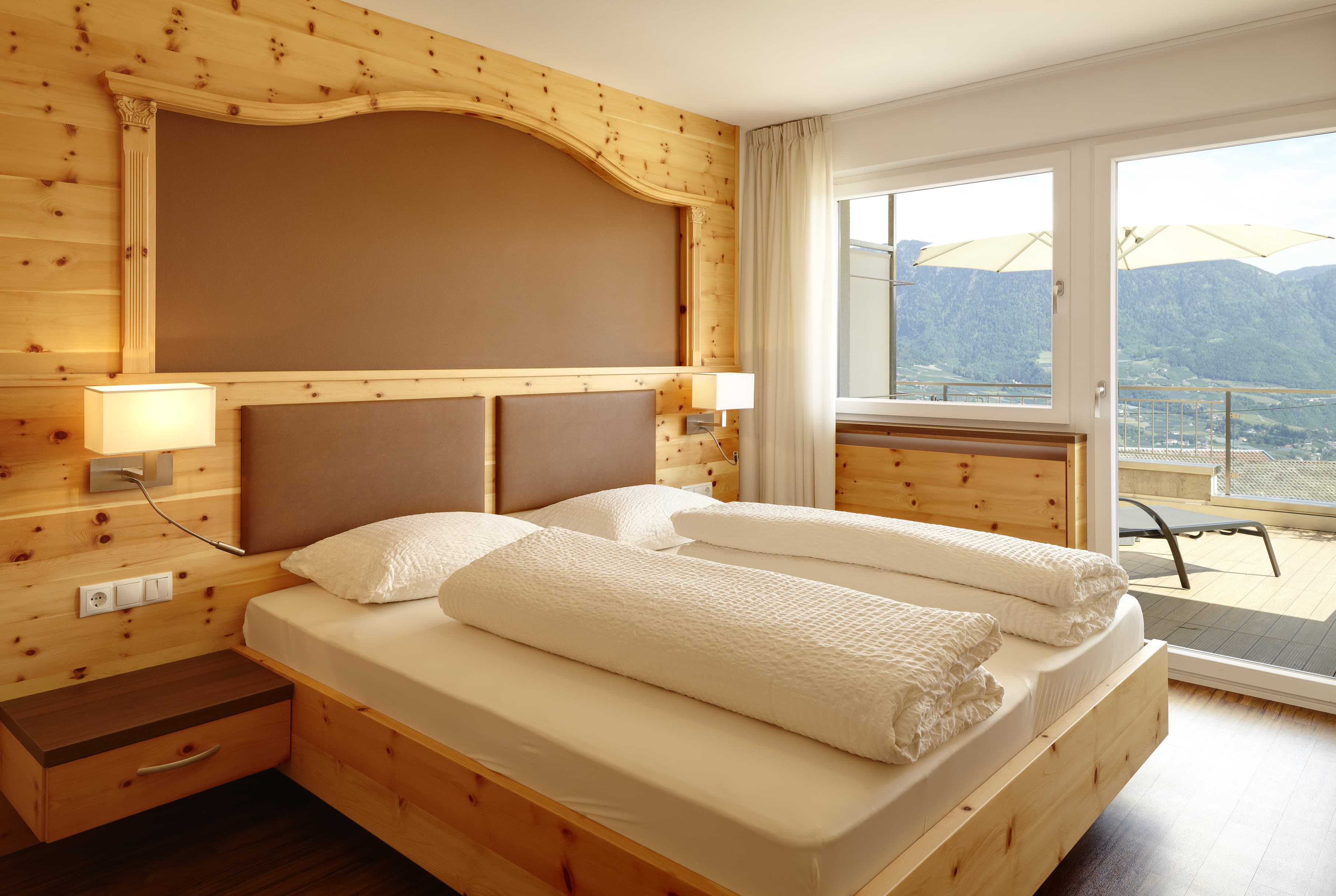 Schlafzimmer Appartement C Balkon Sonnenliegen Dorf Tirol Residence Lechner