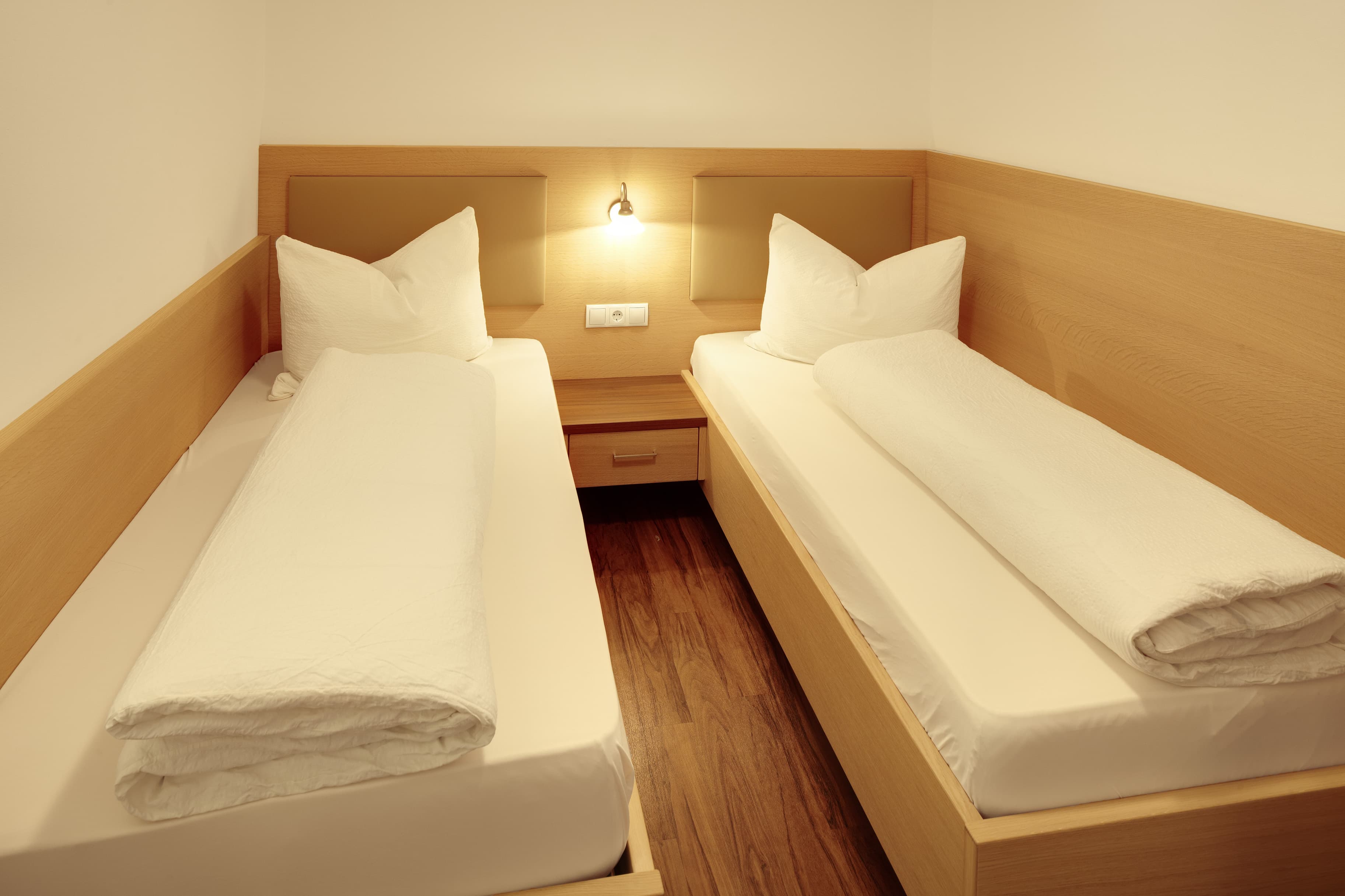 Ferienwohnung Typ B+ Schlafzimmer zwei Einzelbetten Urlaub Dorf Tirol Residence Lechner